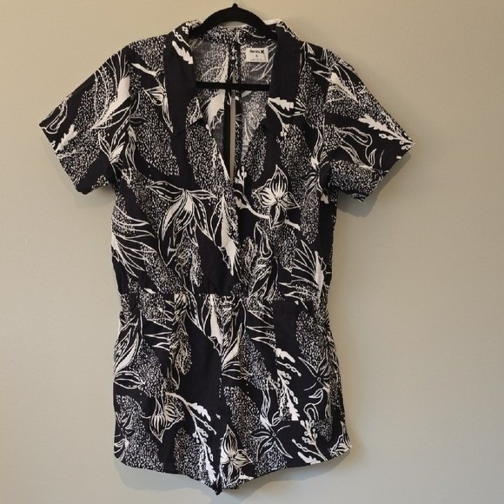 Hurley Womens XL Black White Floral Cotton Romper Short Sleeve Beachy Vacation